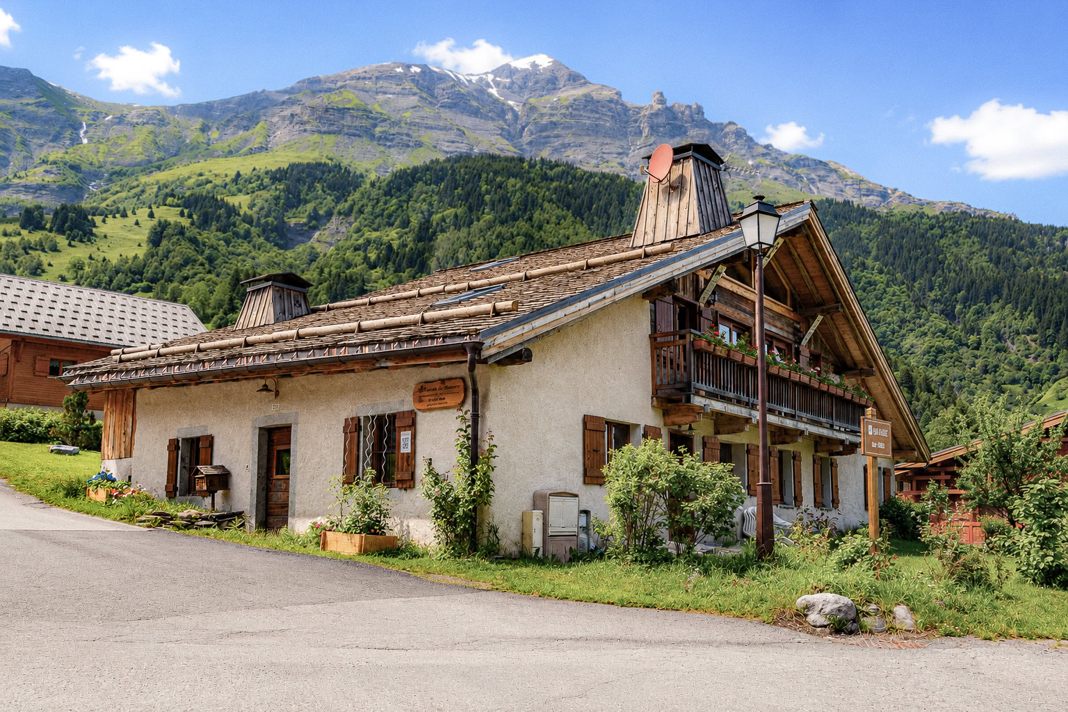 Rénovation extérieure d'une ferme savoyarde historique à Saint-Gervais